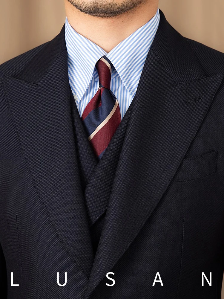 紺ブレを着こなすのが難しい50代男性に、今こそ選ぶべきシンプルブレザーとは？