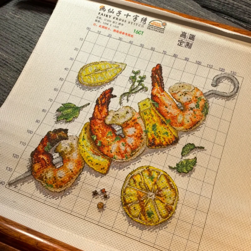 手作り刺繍の海老焼串：シンプルなリビング・ダイニングで実用性を実証
