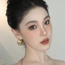 シンプルでスタイリッシュなデザイン！電気メッキ18K金ハーフサークルイヤリング【女性用・気品あるアクセサリー・シルバー針】