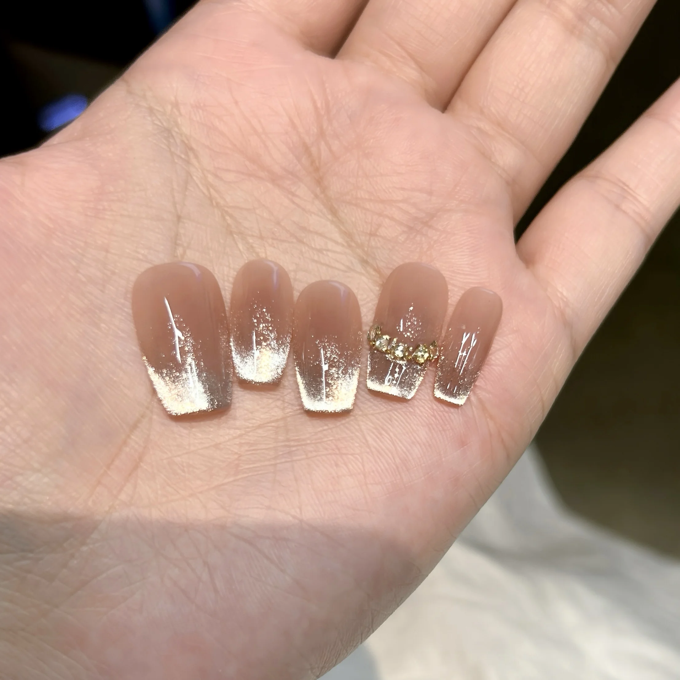 お呼ばれネイルにぴったりの梅子茶色グラデーションは、今こそ選ぶべき理由は？
