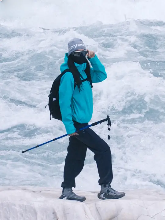 暖かいフリース内蔵の防風アウトドアジャケット【滑り止め・防水・登山・ハイキング対応】
