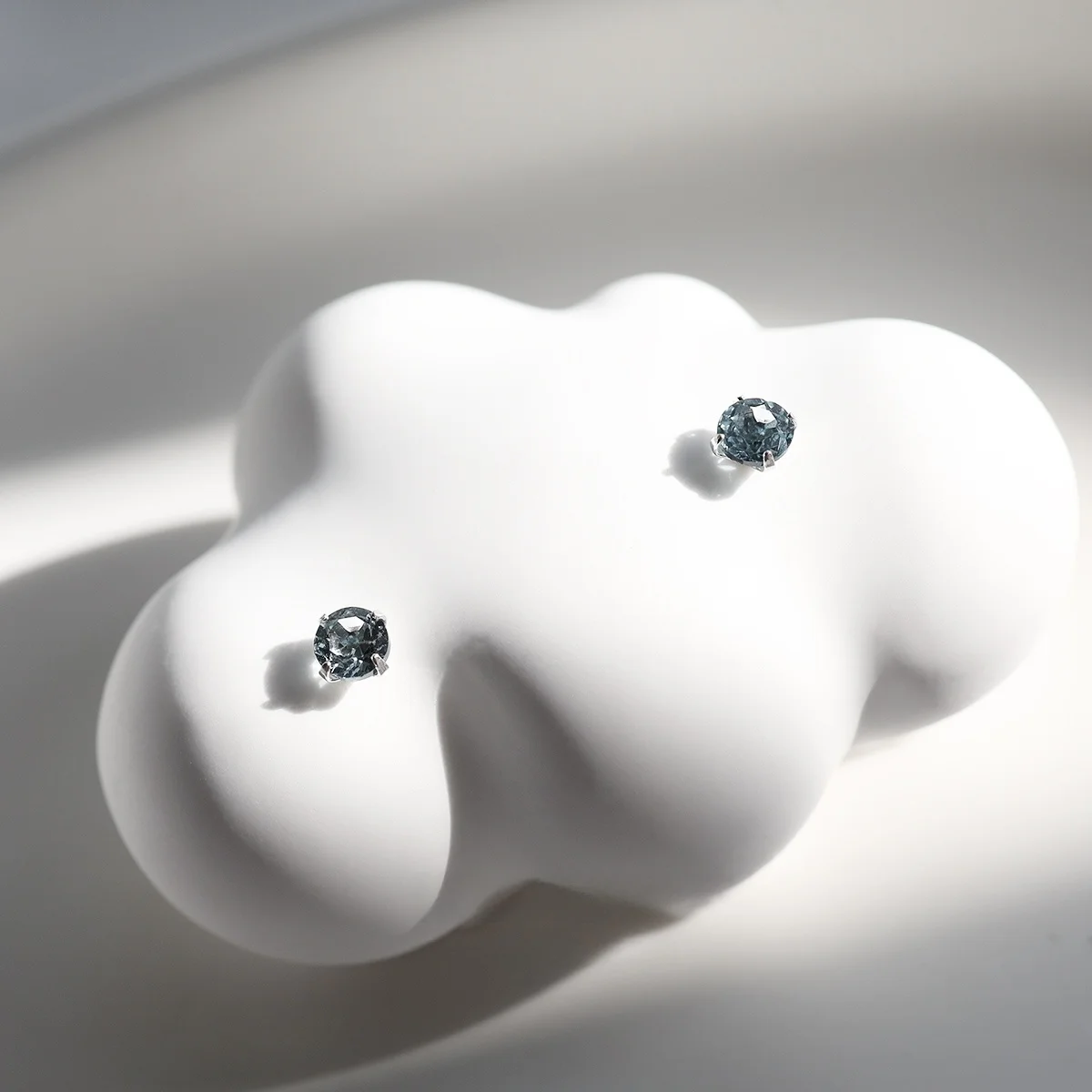 誕生石のピアスを選ぶときに迷うなら、この1つのポイントで解決できる？