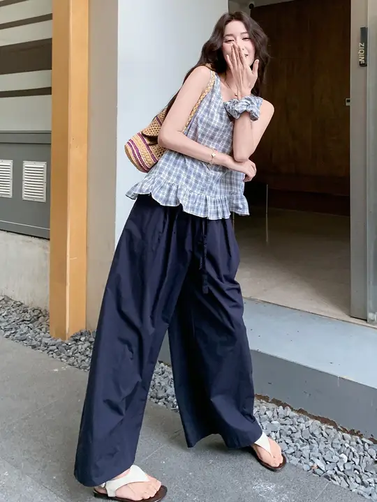 青いチェック柄のノースリーブトップスとワイドパンツ【カジュアル・】（セットアップ対応）