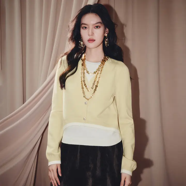 重ね着風Vネックニットトップス【長袖・冬用・極上の柔らかさ】（セットアップ対応）