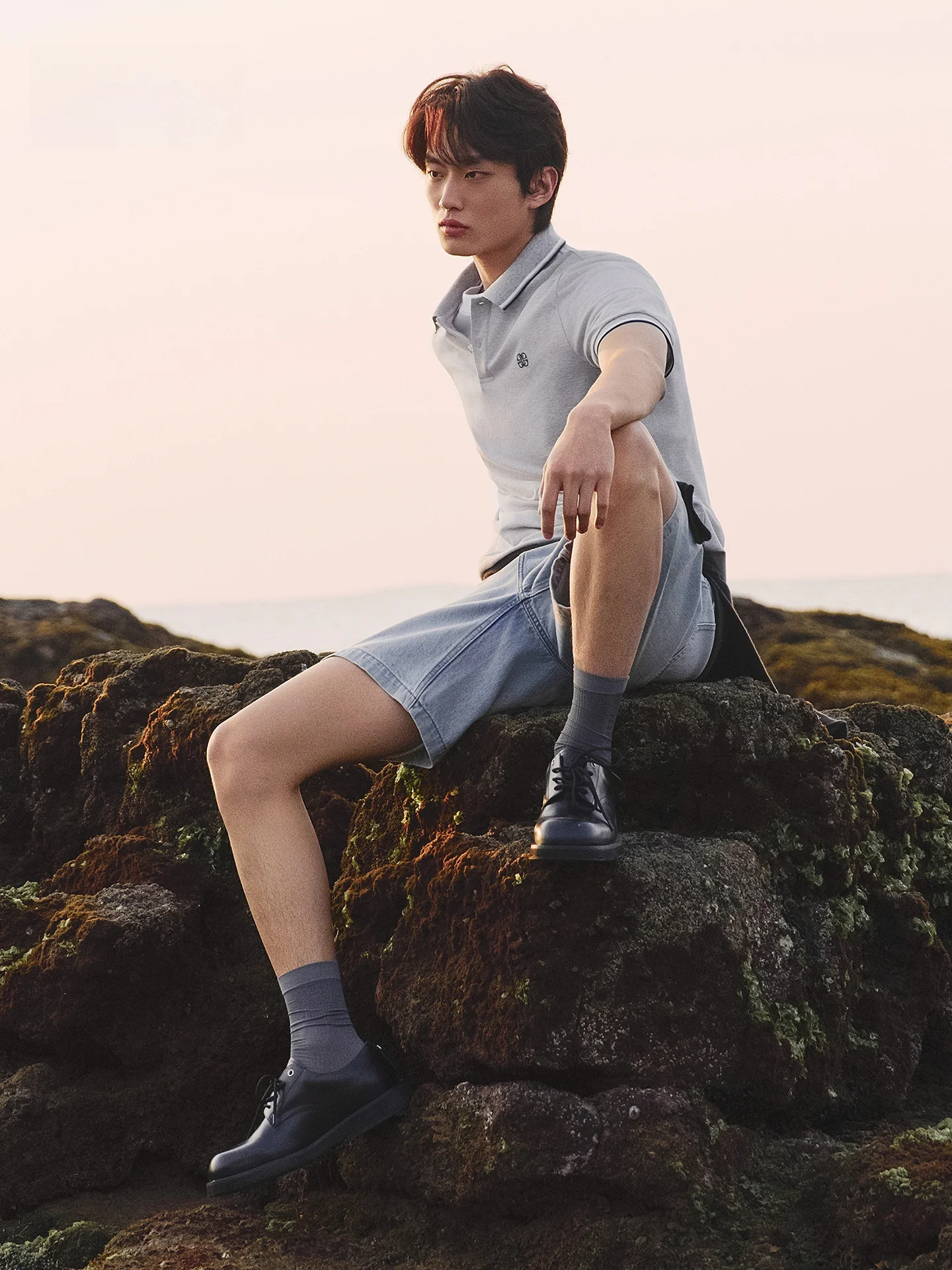 夏のフォーマルメンズとしてのシックな服装：GXGの夏用ポロシャツとデニムショートパンツセット