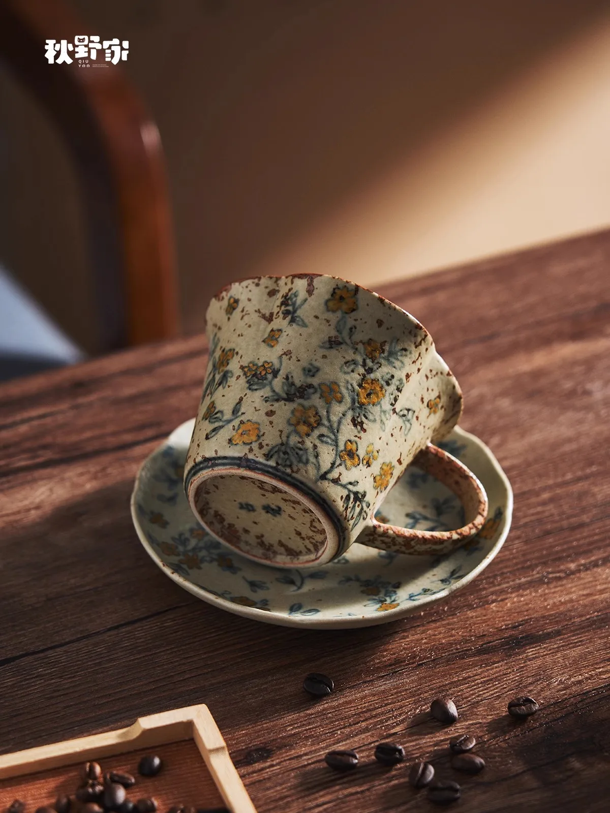 手描き花柄のコーヒーカップとソーサー：日本風レトロデザインで日常のコーヒーを彩る