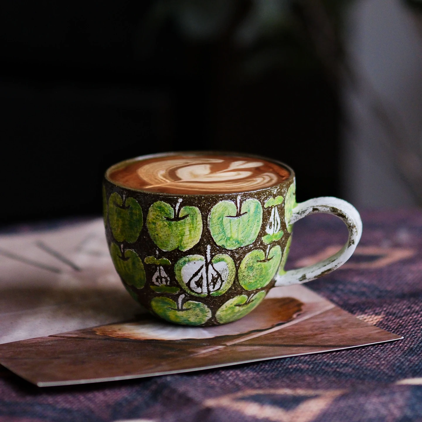 緑のリンゴデザインの陶器製コーヒーカップ【ハンドメイド・レトロスタイル】