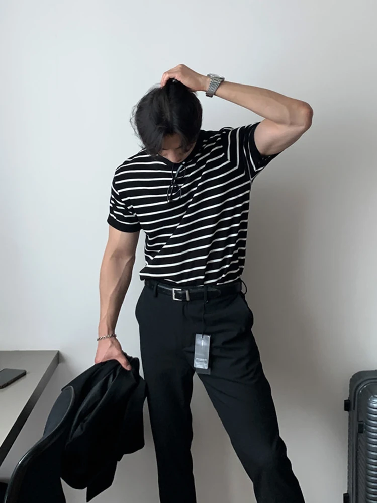 メンズTシャツとカットソー、どう選ぶ？黒白ストライプの「碧舍」が通勤からレジャーまで救う理由とは