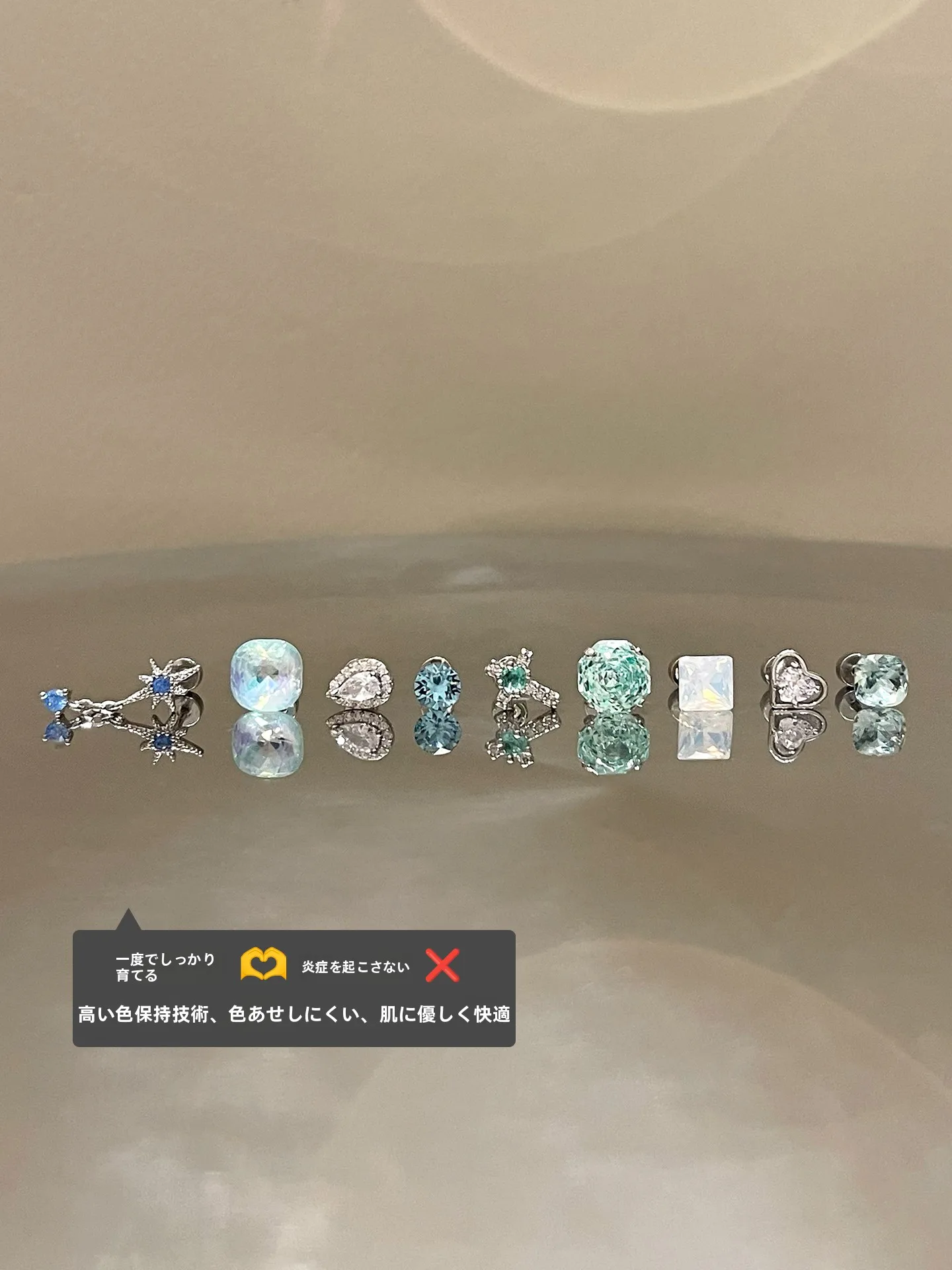 カーブピアスとは何か：医療用チタン製の緑のジルコニアが特徴の耳飾り