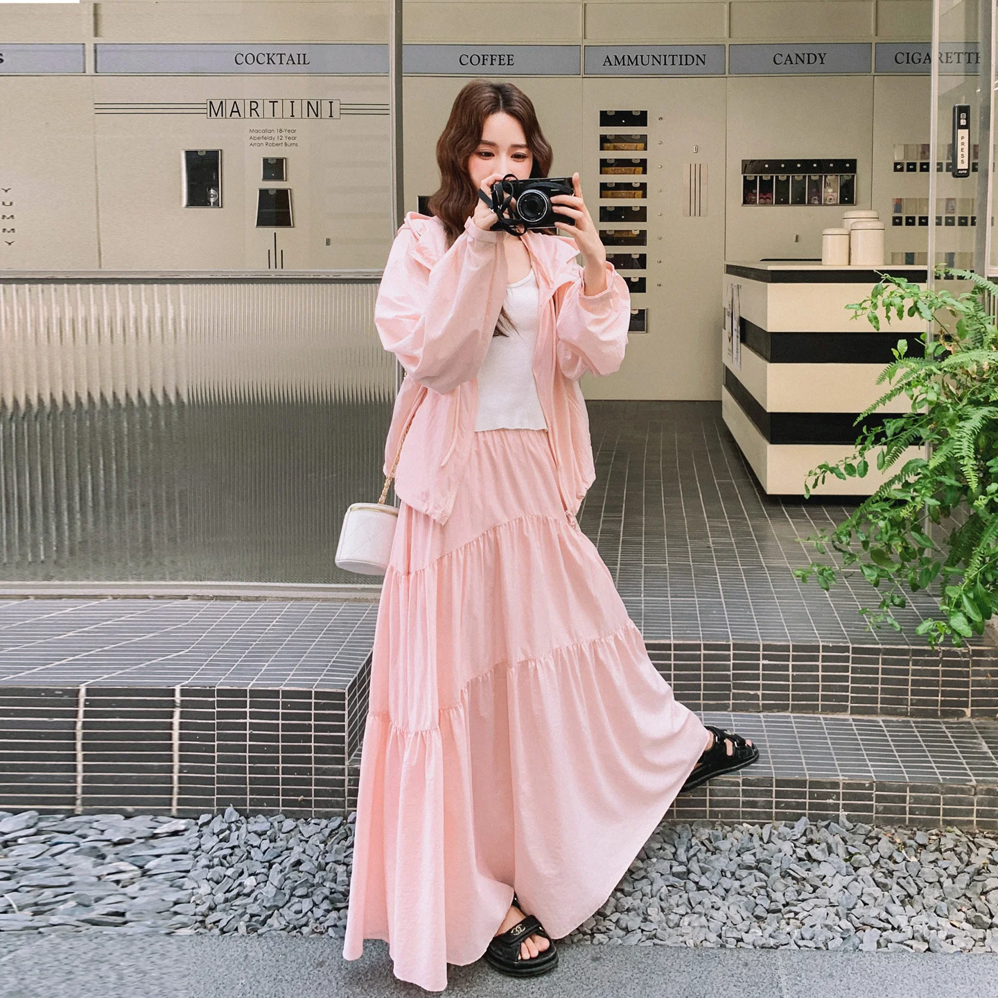 気温15度から3度の差に合う服は？軽量で柔らかいパーカーとスカートのセットアップが解決する理由