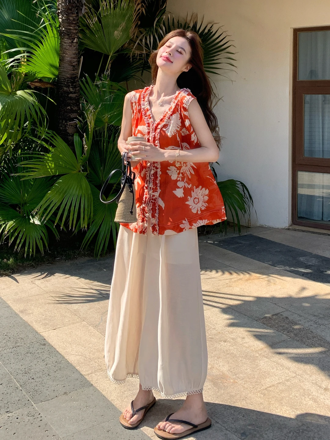 沖縄旅行に着るべき夏のトップスとパンツは？この1セットで完璧に解決できる