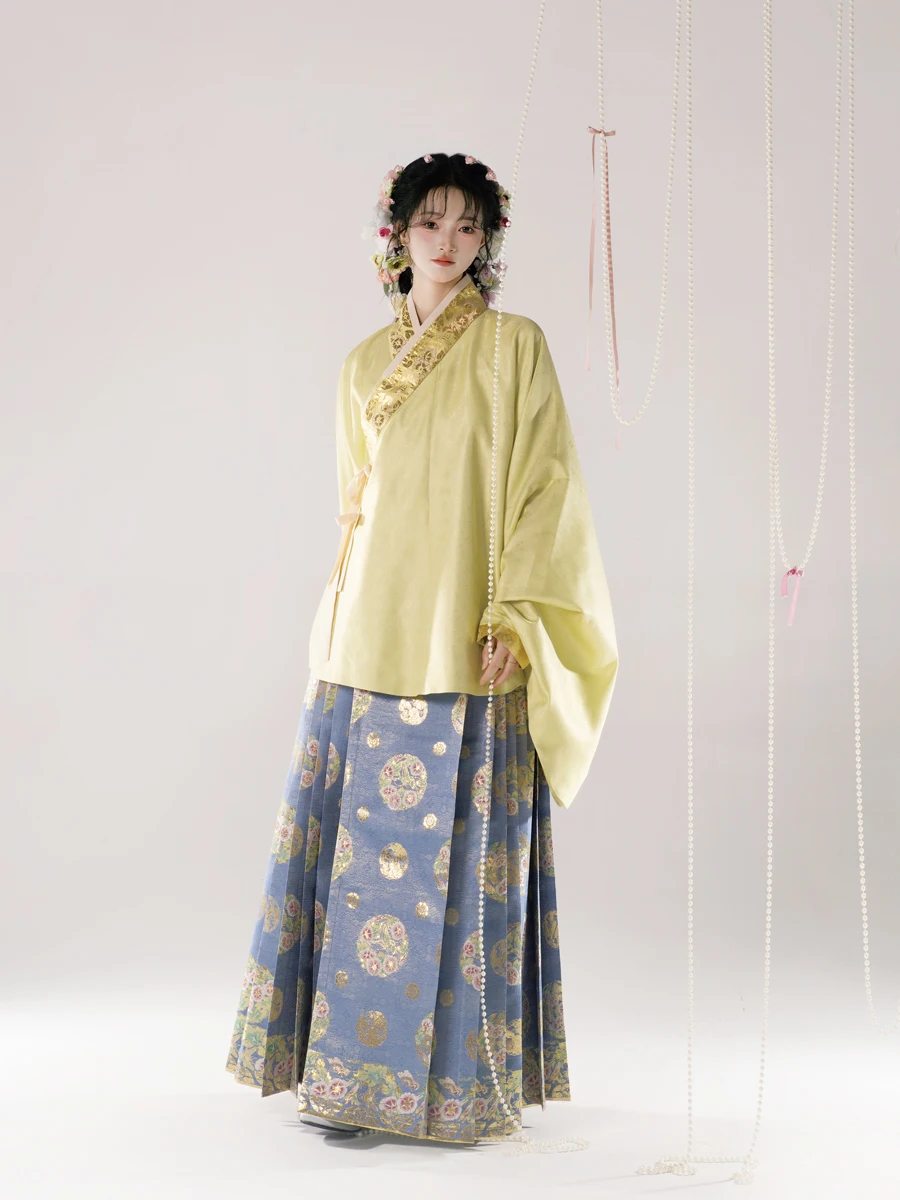 イエベ秋に合う服は、秋の光を纏うスタイルが一番？
