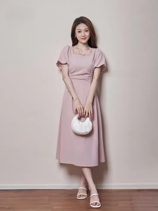 優しい印象のピンクのスクエアネック半袖ワンピース【ウエストマーク・Aライン】（セットアップ対応）