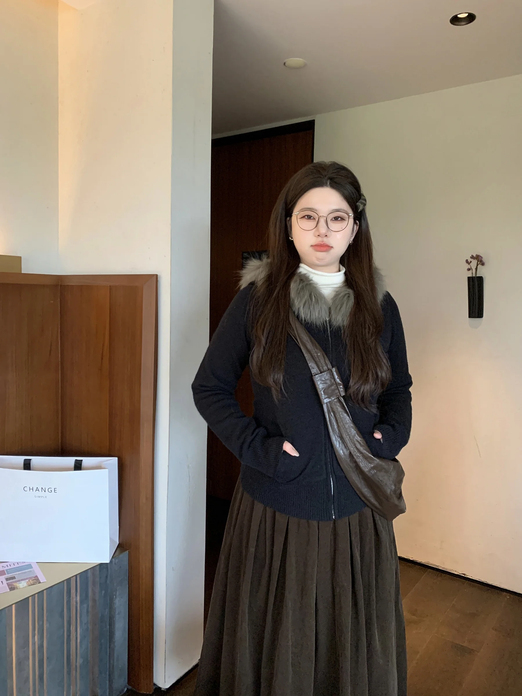 30代の冬に着るべききれいめコーデは、フード付きニットコートで決まる？