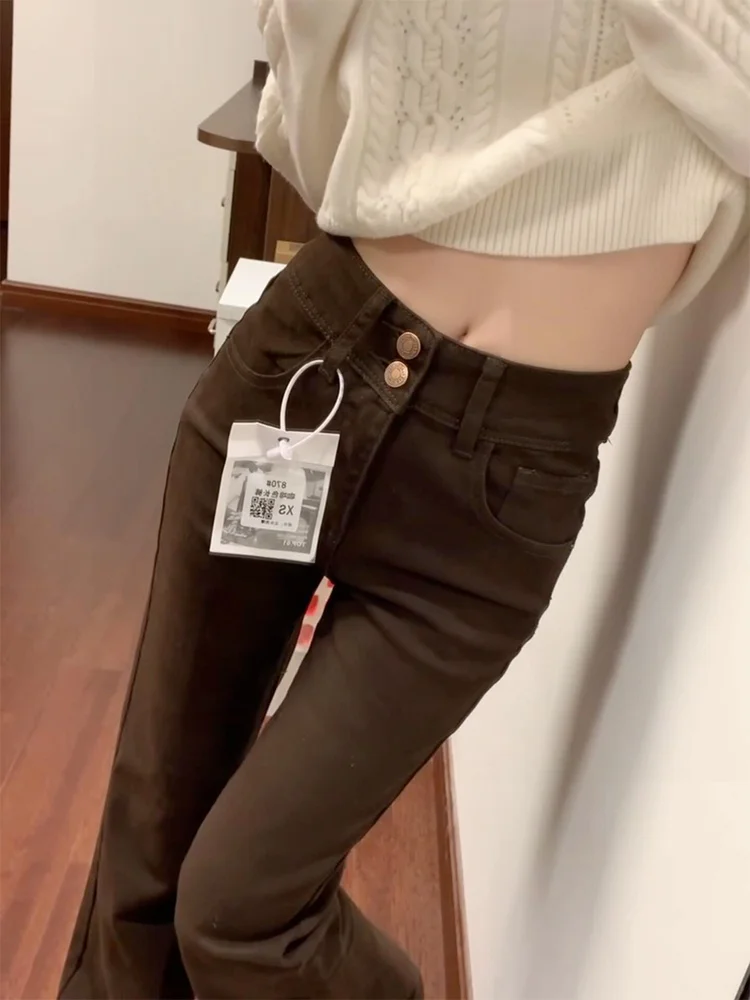 カジュアルパンツ レディースで失敗しない着こなしは？カラフルな微喇デザインのデニムパンツが解決する