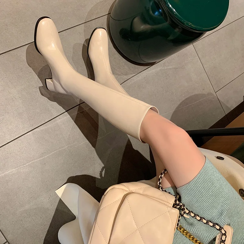 白靴のコーデで失敗しない方法は？灰莎のロングブーツが解決する3つのシーン