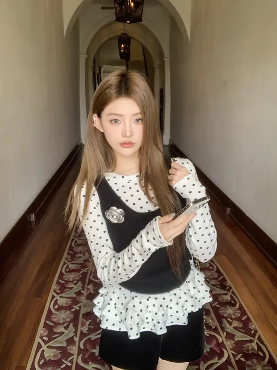 波点デザインのフリル付き長袖Tシャツとニットベスト【秋向け・韓国風】（セットアップ対応）