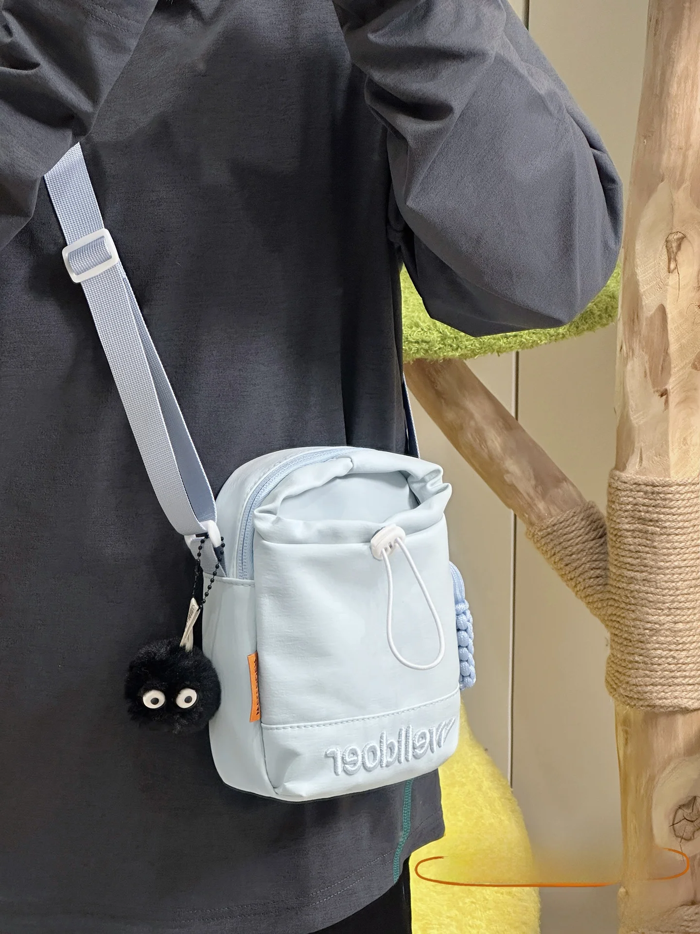 軽量なモバイルポーチ：旅行用・ミニサイズで小型ガジェットを安全に収納