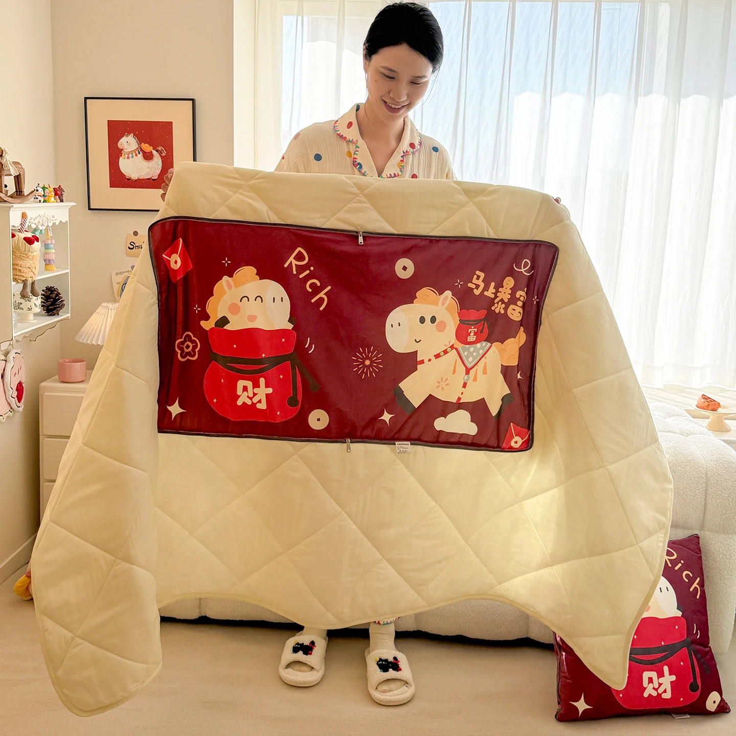 可愛いデザインの抱き枕兼ブランケット：生活快適グッズとしての実用性と シーン別適用