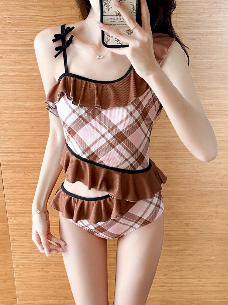 格子柄ラッフルビキニ水着：女性用お腹隠し夏用セットアップ対応モデルの実用性と着用シーン