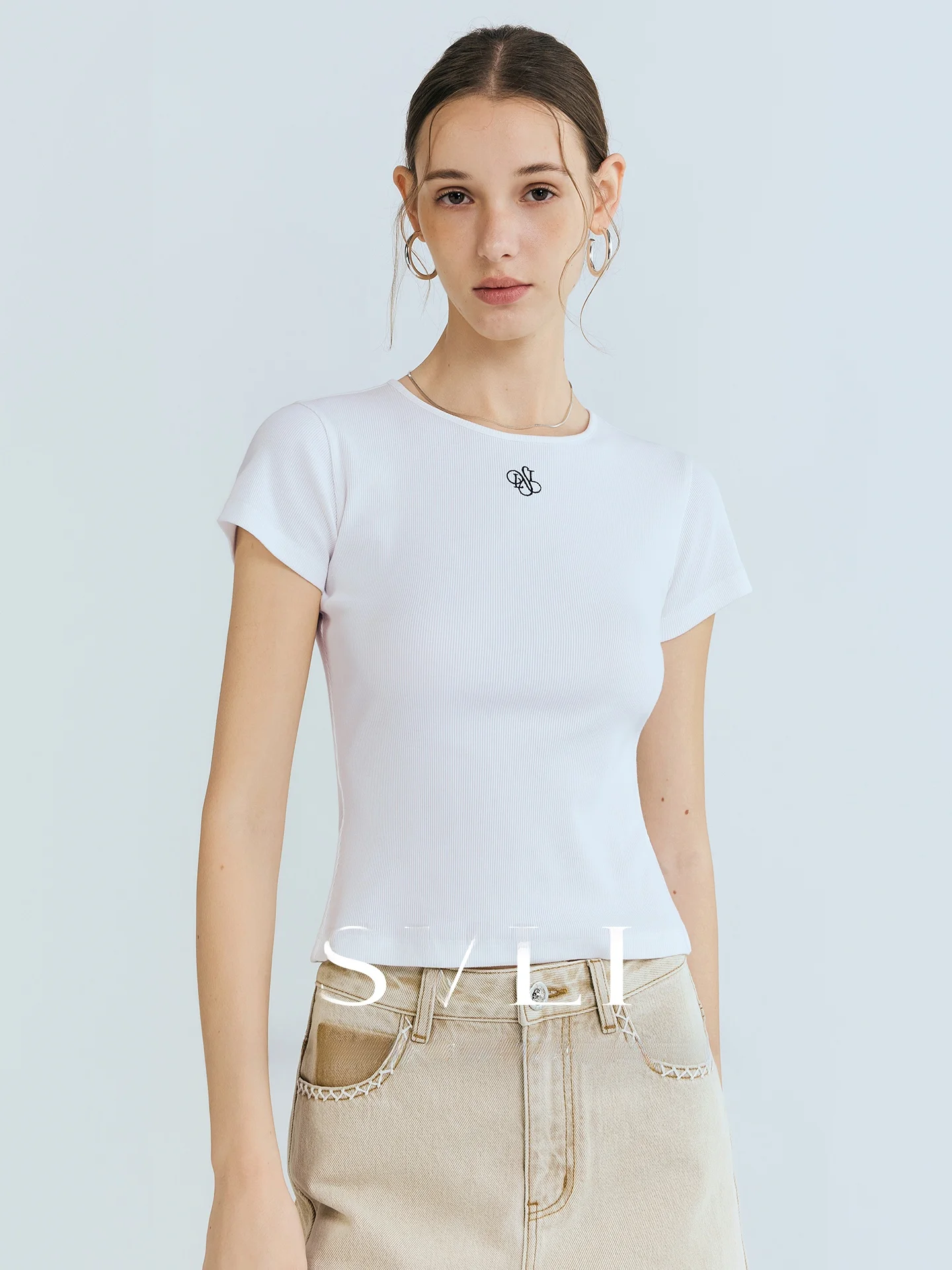 タックインTシャツは本当に必要？それともただのトレンドなのか？