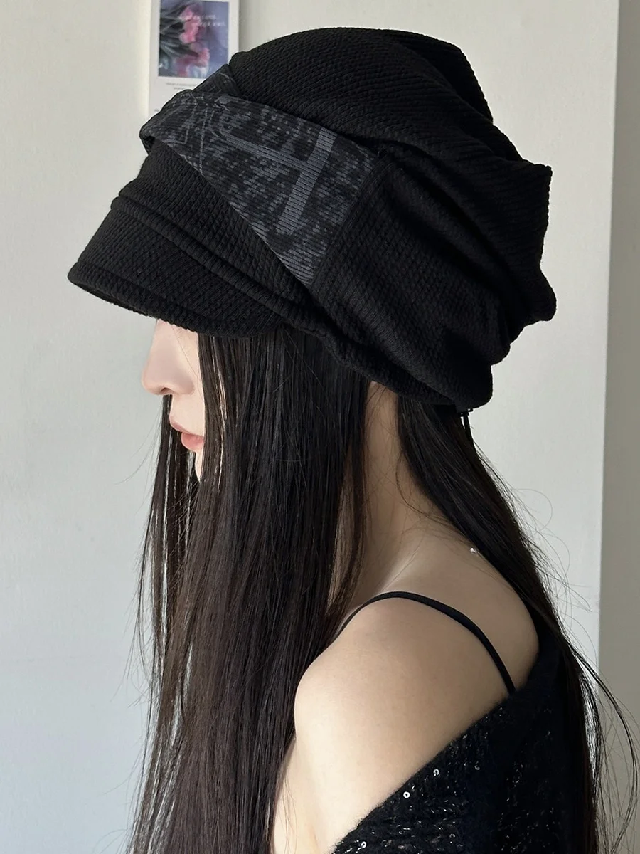 トレンドの短いつばの帽子：女性向けスタイリッシュな秋のファッションアイテム