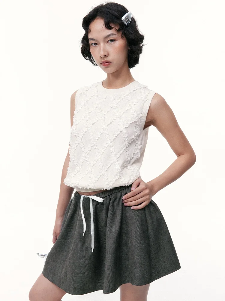 レースタートルネックのデザインと機能：甘美なレースひし形デザインのノースリーブニットトップス