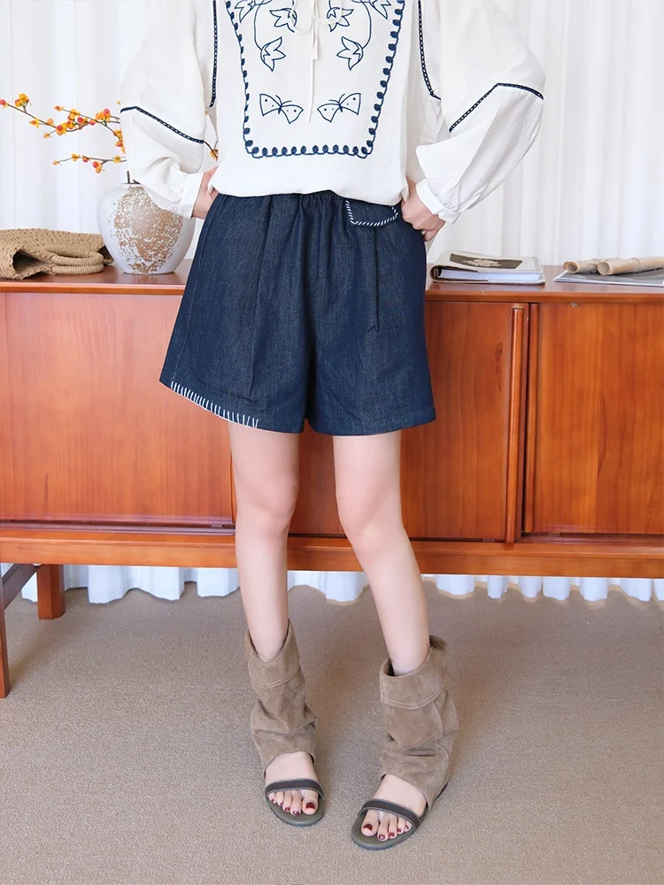 デニム オン デニム に悩むなら、この花柄シャツが救う理由は？