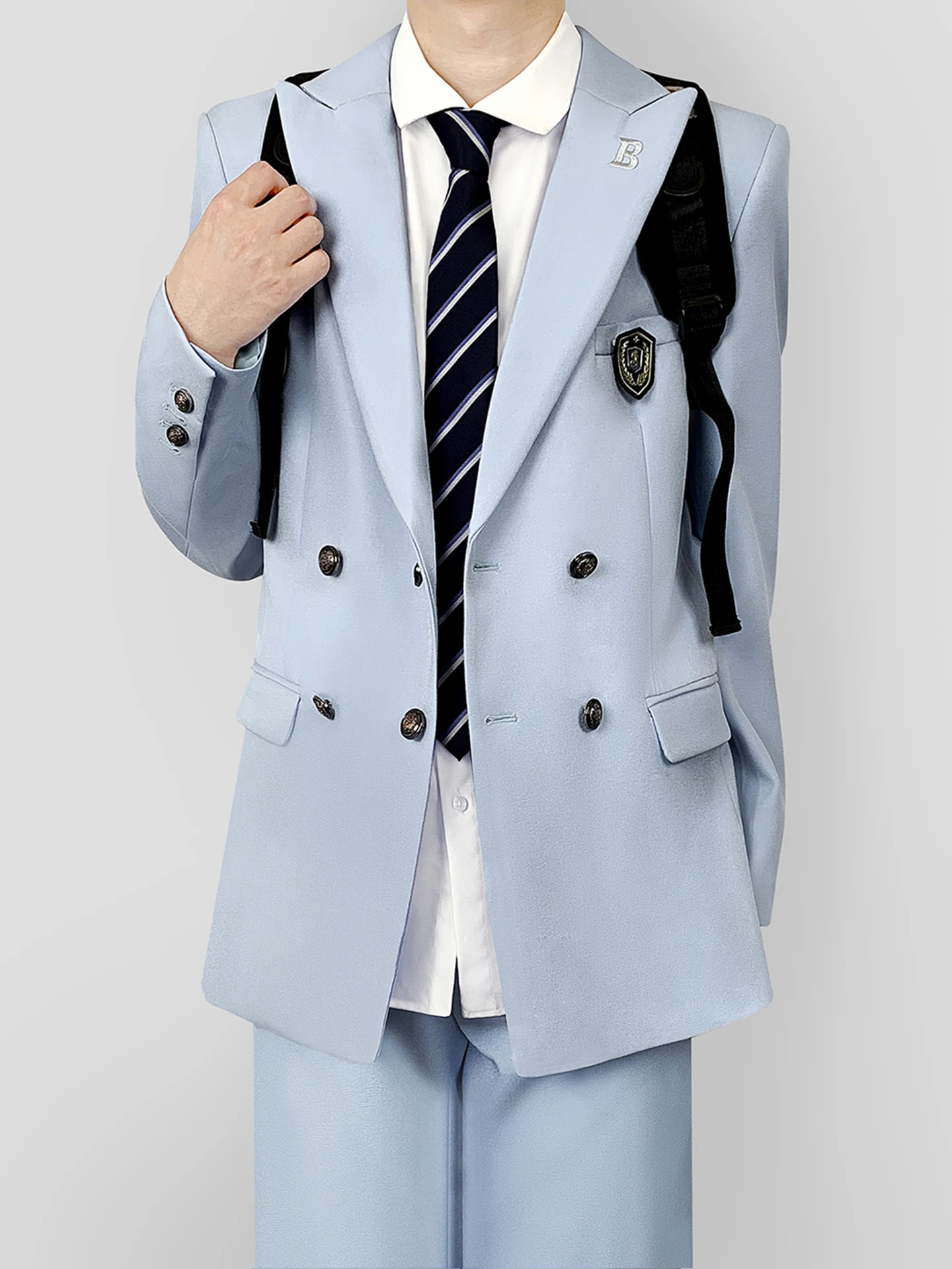 刺繍入りミントカラーのブレザー：東中バッジ付きの学院風正装礼服の実用性と着用シーン