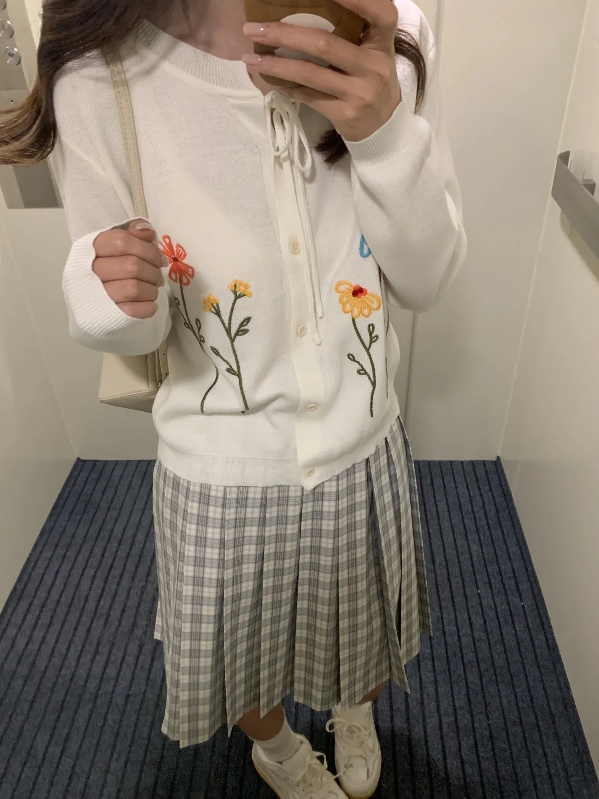 手作り刺繍の立体花デザイン編み上げカーディガン：かぎ針編み服の春夏向け実用性とデザイン特性