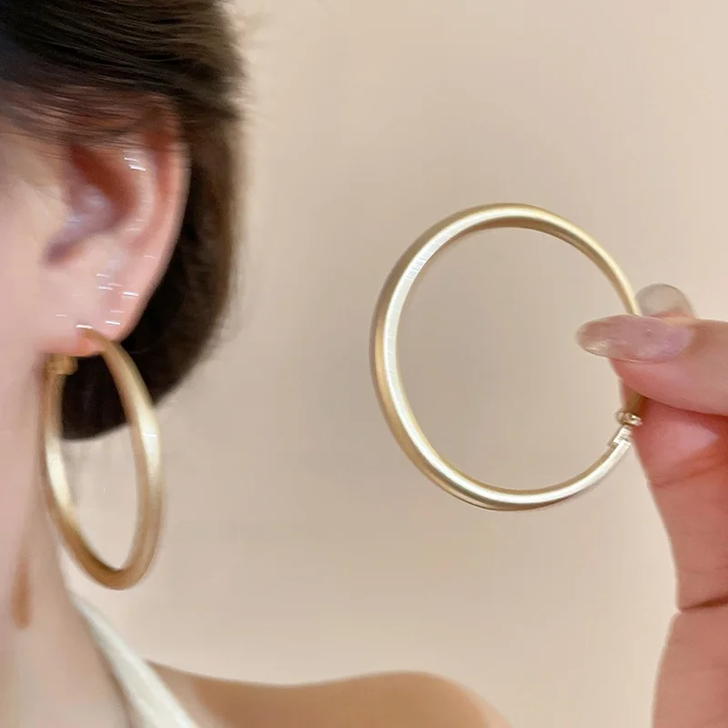 顔が小さく見える！シンプルな丸型アクリルピアスのデザインと実用性