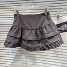 ストリートスタイル！フリルデザインTシャツと魚骨キャミソール、フレアスカートの3点コーデ（セットアップ対応）