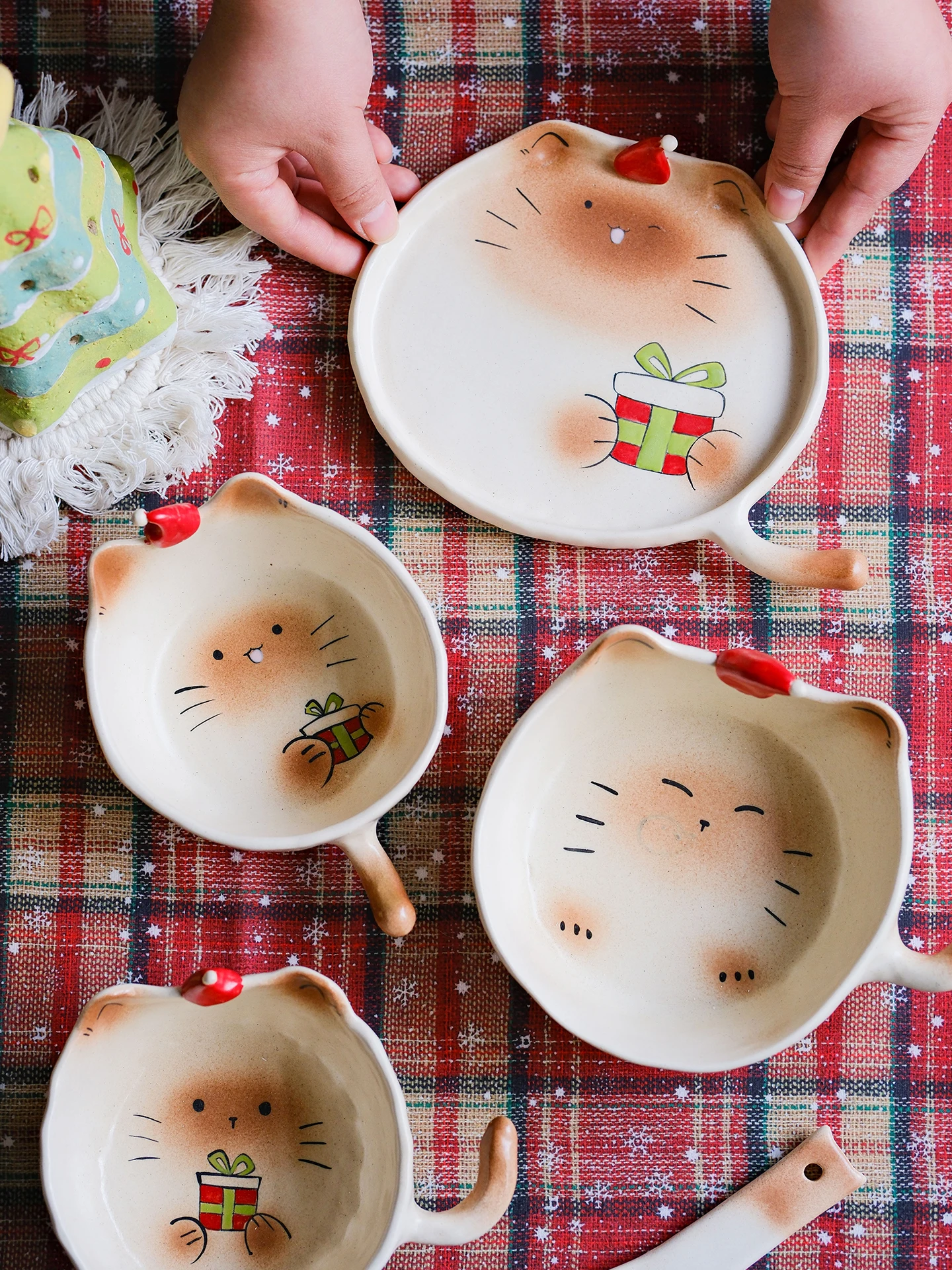 可愛いシャム猫デザインのプレート：子供向けクリスマスギフトの実用性とデザイン特性