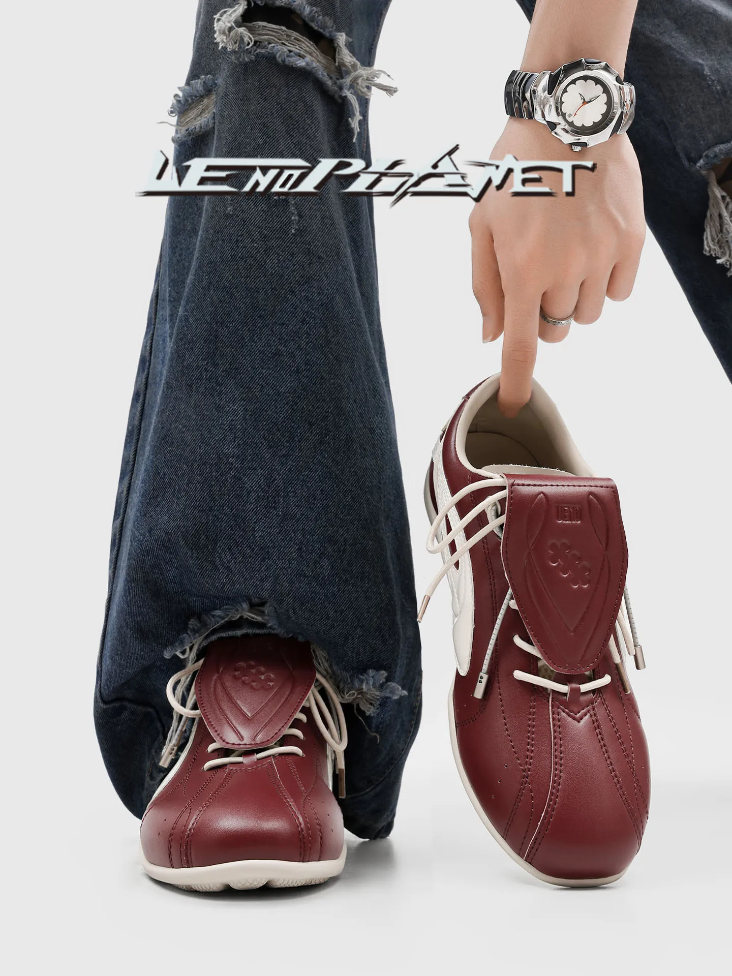 「レトロな赤のランニングシューズ」は、本当にカジュアルな日常に合うのか？