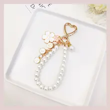 女性用スマホストラップ【桜と桃の花モチーフ・パール吊り下げ・ハンドメイドビーズ・短めデザイン・カギやバッグ用】