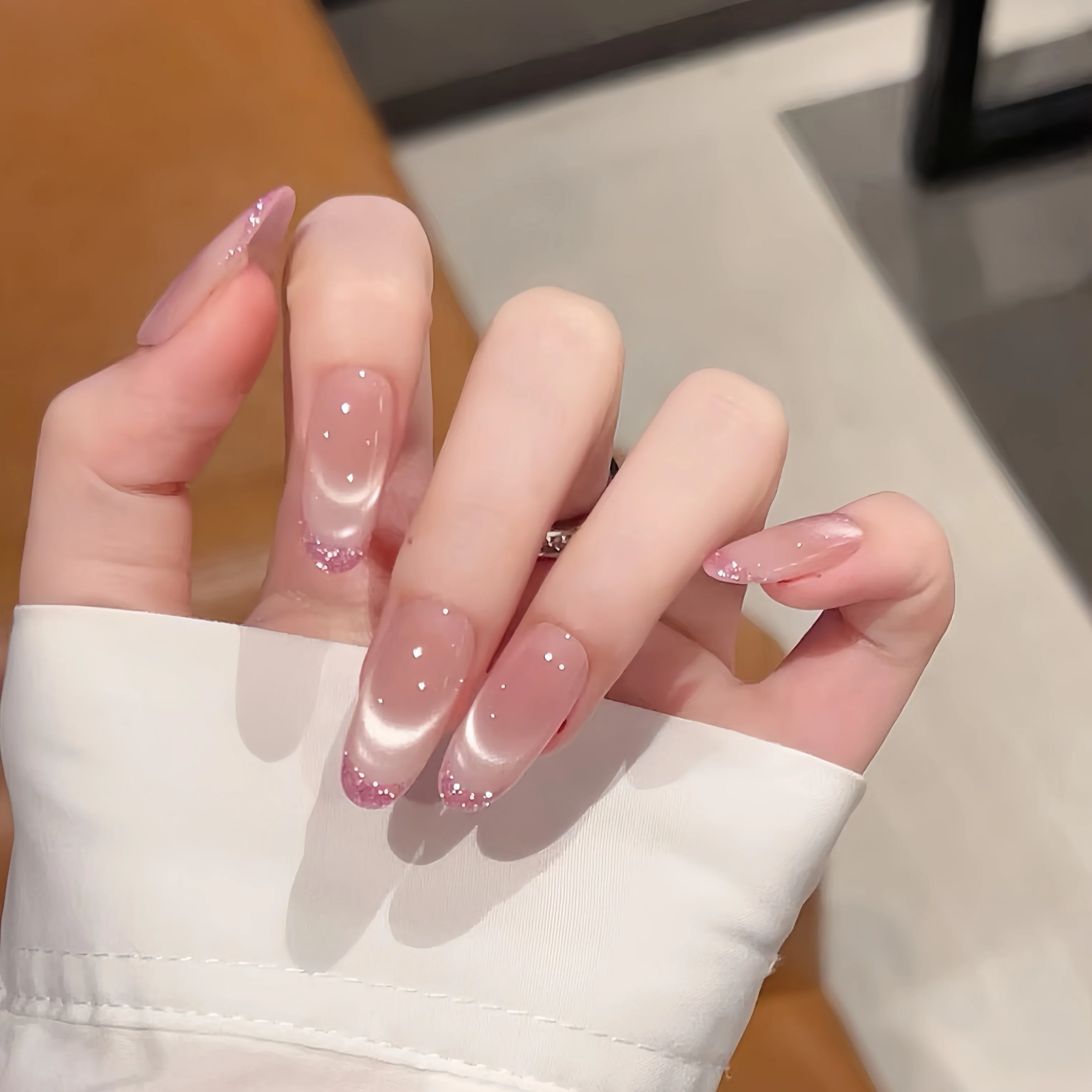 お呼ばれネイルにぴったりな「ピンクのキャットアイ」は、どんなスタイルがおすすめ？