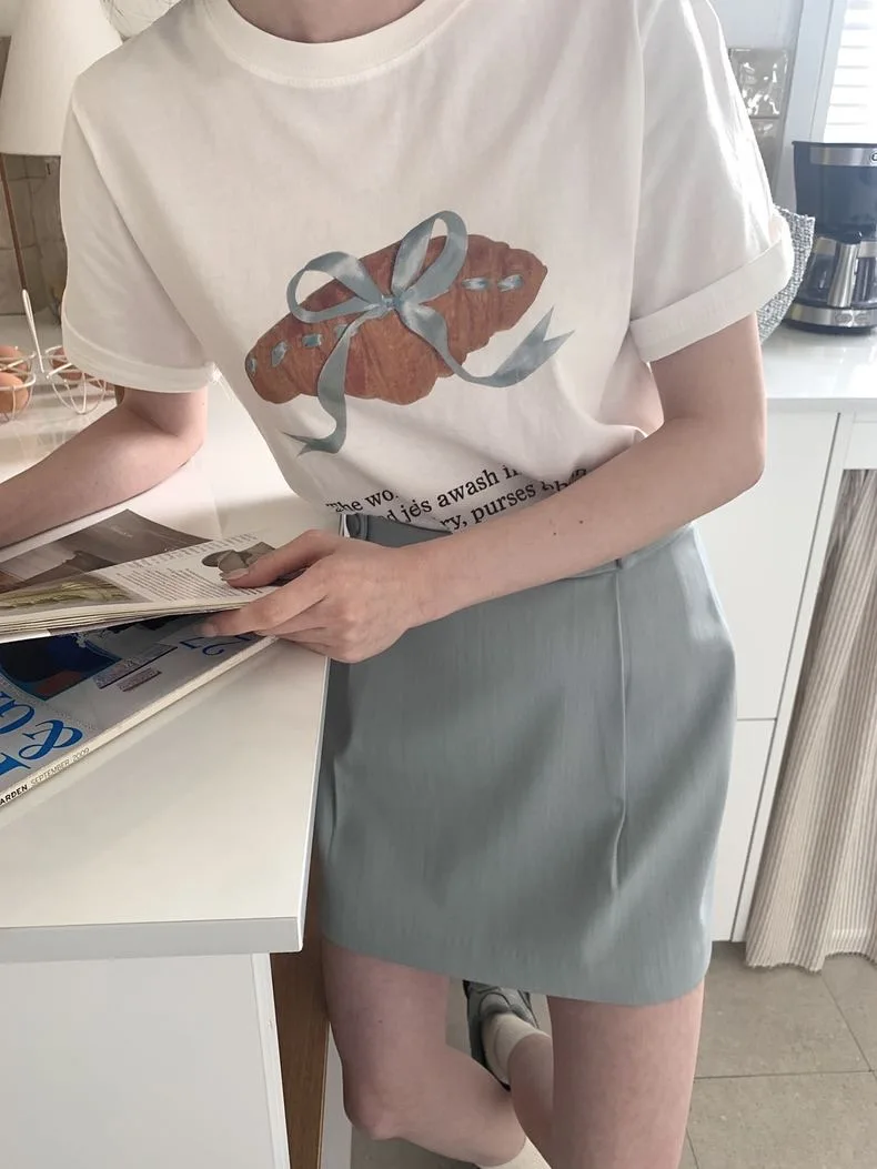 バレリーナ風クルーネックTシャツ：リボンプリントとルーズフィットの夏の着こなし
