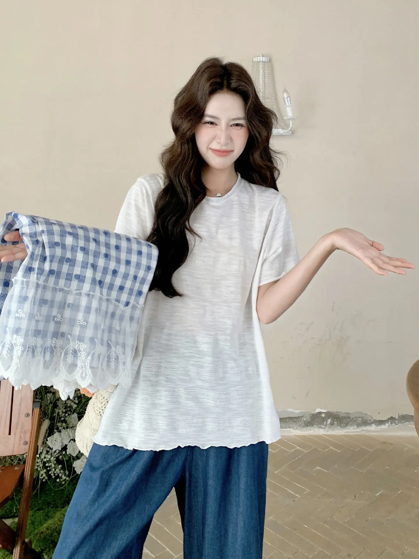 レース切替チェックベストとカジュアルTシャツ、薄手デニムワイドパンツの夏用三件套は今季のコーデに最適か