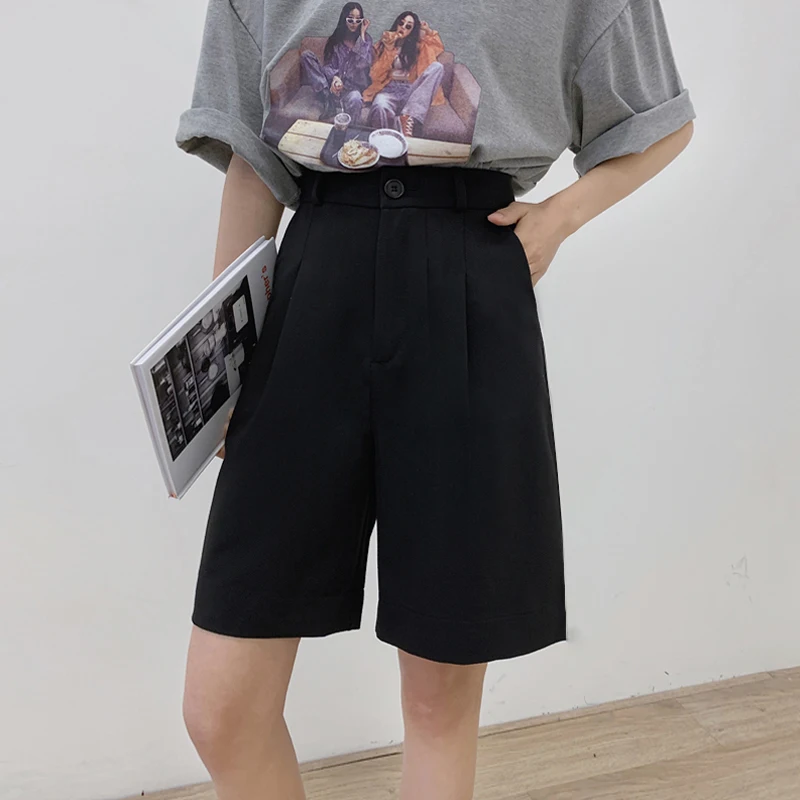 黒のテーラードショートパンツ：高腰Aラインでカジュアルな通勤スタイルを実現