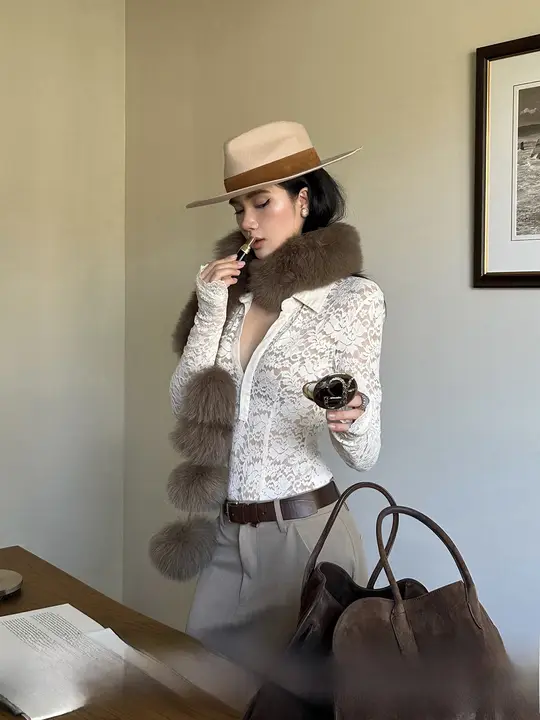 杏色レースVネックタイトTシャツ【長袖・女性用・秋季】