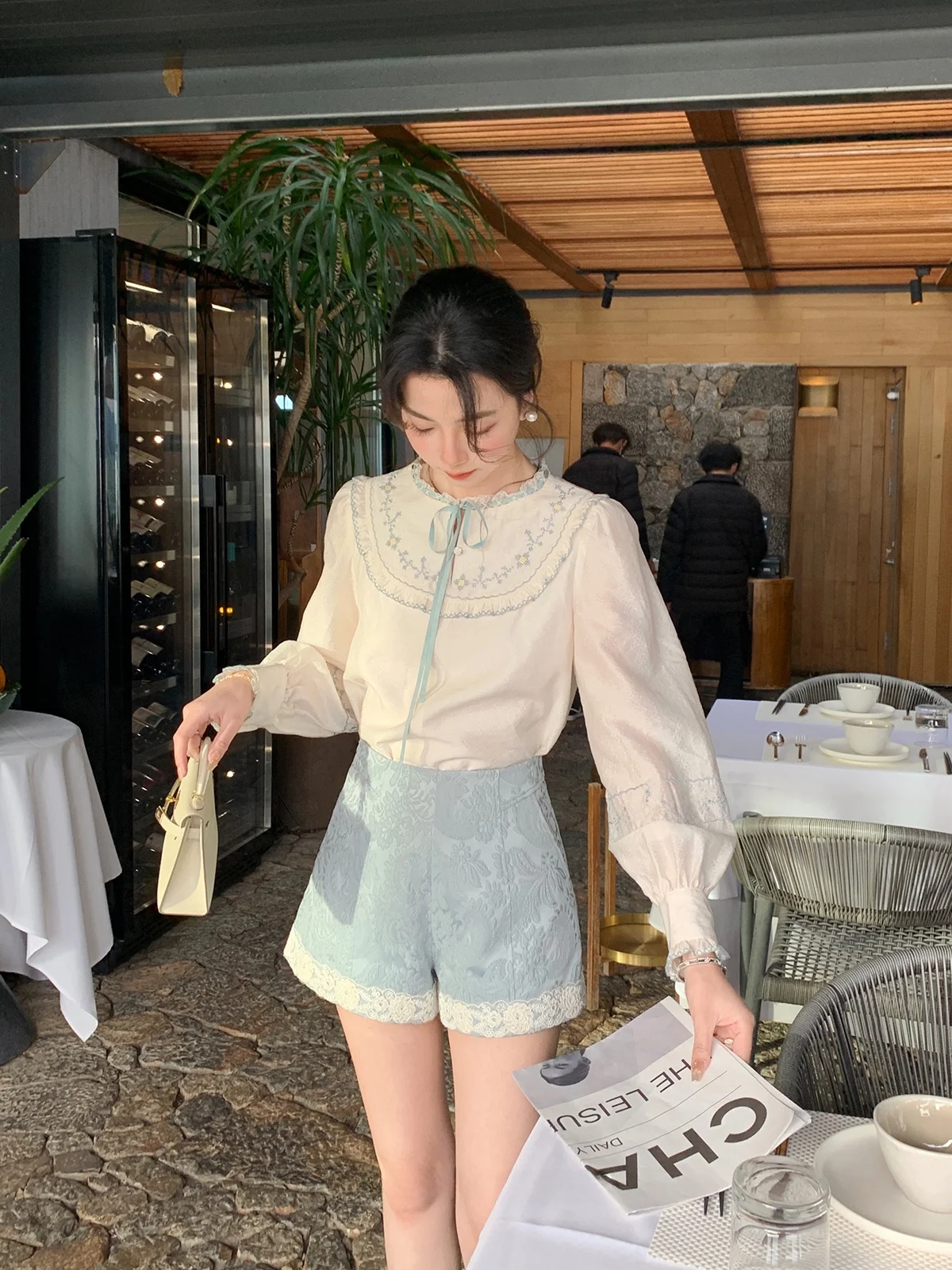 フランス風 刺繍入りバルーンスリーブシャツ：法式デザインの春の着こなしを実現