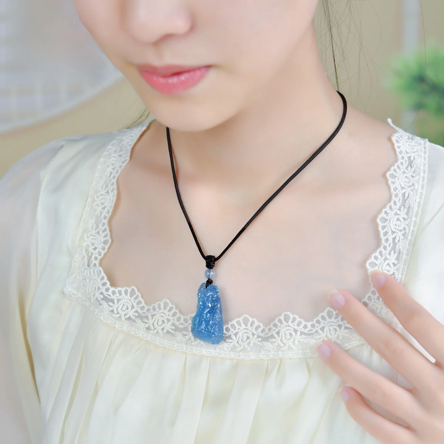 青い原石のペンダント：天然水晶によるブルーの美しさと日韓スタイルの融合