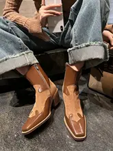 デザイン性の高いスクエアトゥショートブーツ【真皮・粗いヒール・Vカット・二色コンビ】