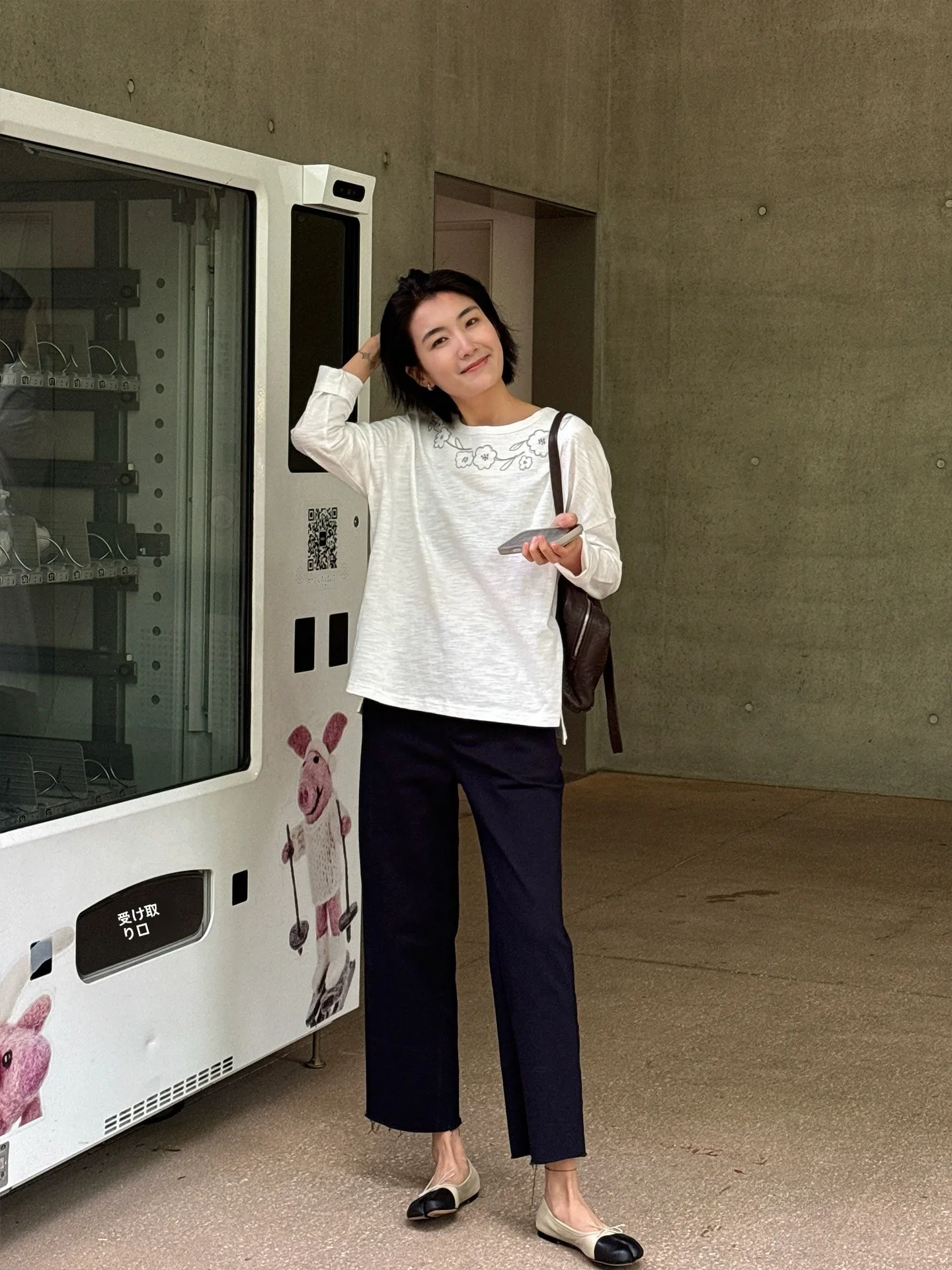 40代女性に合う通勤風の刺繍入りTシャツ：LANGQING TONGの長袖コットンモデル