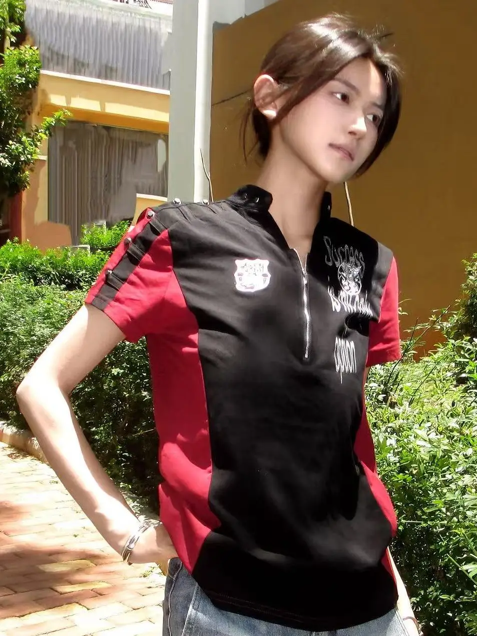 視覚的アーバンスタイル！スリムフィットTシャツ：アウトレット価格とデザインの実際