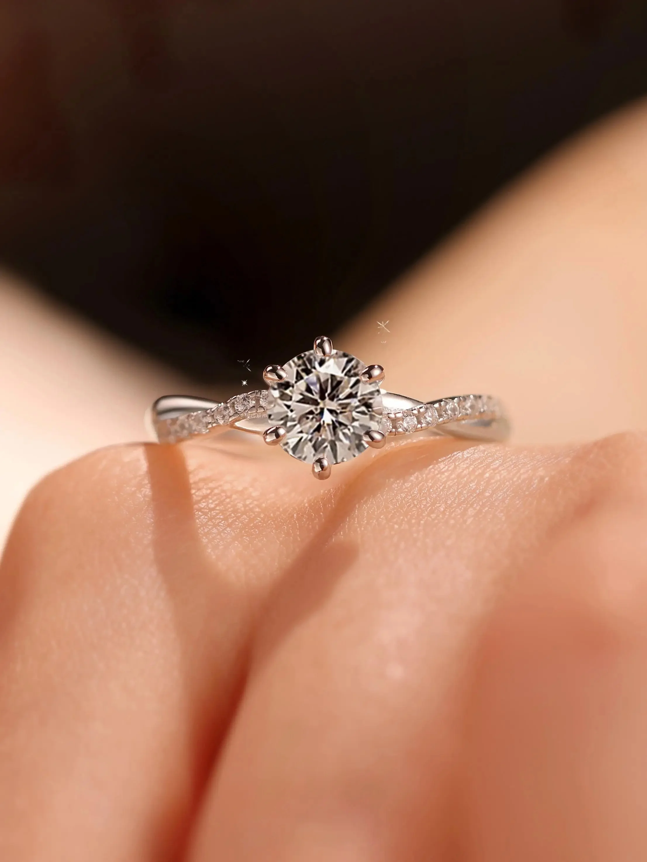 おしゃれな人が選ぶ 結婚指輪：秘藍のクラウンモアサナイトリングが提供する高級感と実用性