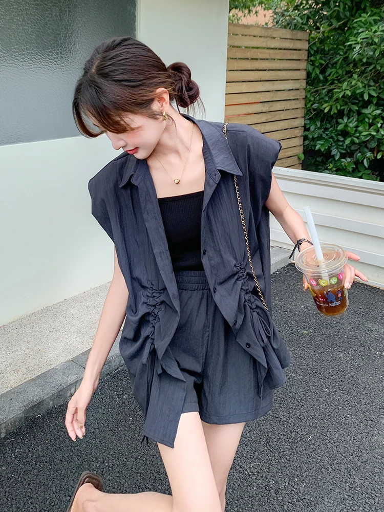夏用レディースグレーシャツとショートパンツのコーデ：デザイン性とカジュアルスタイルの実用性