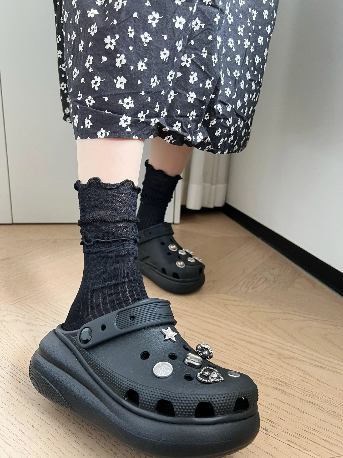 夏にぴったりなレースディテールブラッックス：透け感と通気性を兼ね備えた春夏用薄手ソックスサンダル