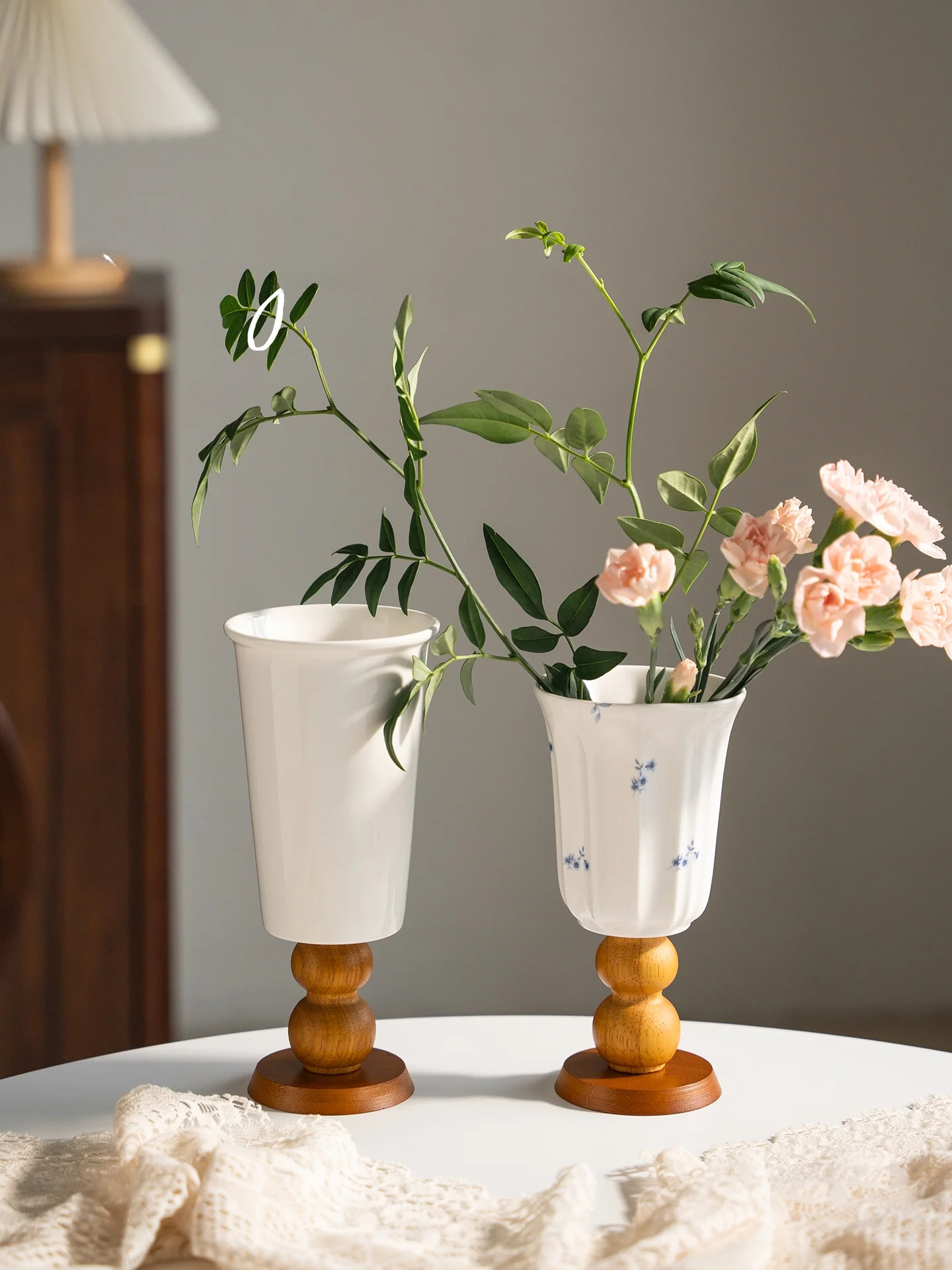 一輪挿し 花瓶 はどんなもの？ヴィンテージ風の木製花瓶が、暮らしに与える本当の美しさとは？