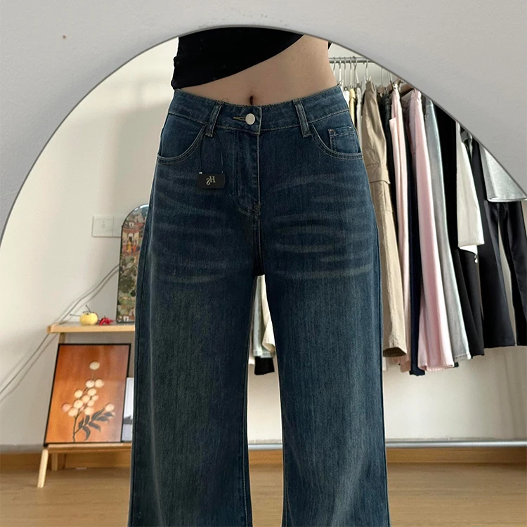 骨格ストレート フレアパンツ に似合うデザインは深い青色のストレートテーパードデニムパンツ